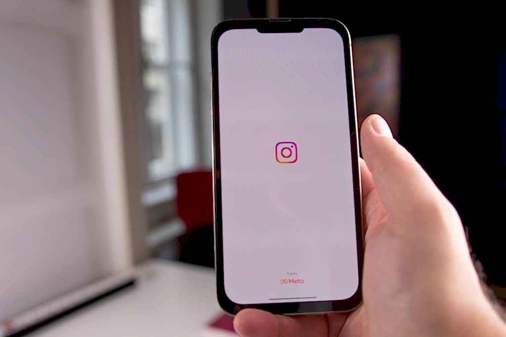 Close-up of a hand holding a smartphone displaying the Instagram app, indoors in Budapest.Meta / İnstagram Reklam Hesabı Neden Kapanır?